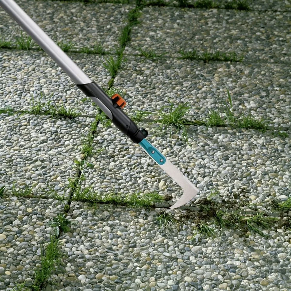 Gardena Fugenkratzer Combisystem, effektive Unkrautentfernung, ergonomischer Holzstiel 2