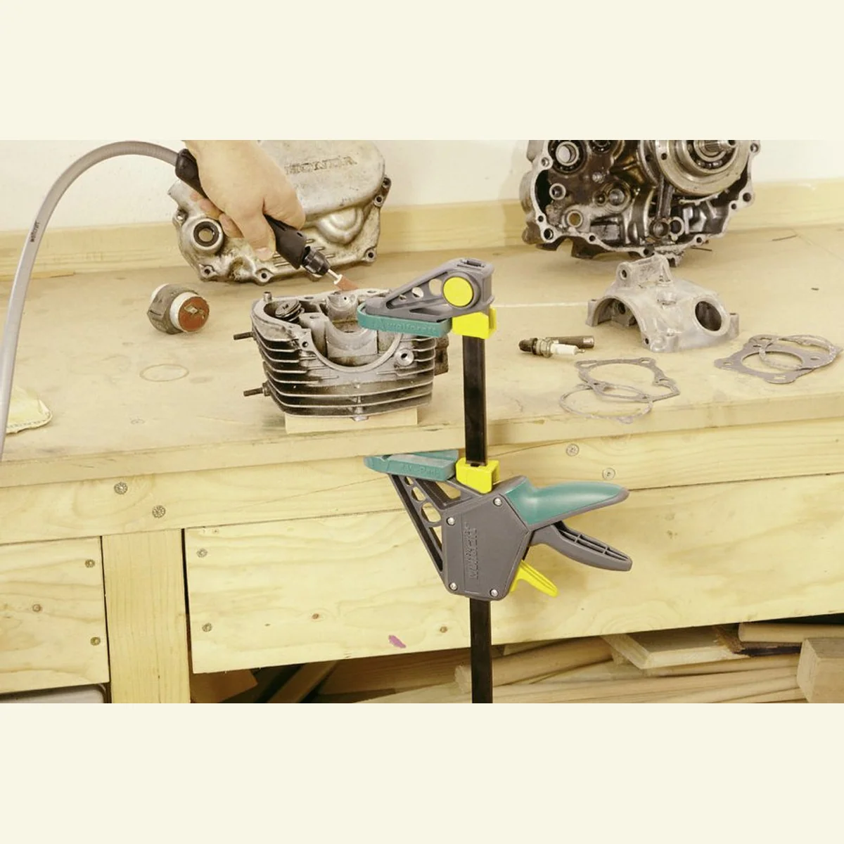 Wolfcraft Einhandzwinge EHZ Pro 100-700, ergonomisches Design, hohe Spannkraft, einfache Handhabung 3